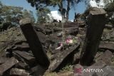 Pengunjung mengamati bebatuan di situs Gunung Padang, Campaka, Kabupaten Cianjur, Jawa Barat, Minggu (7/7/2024). Situs megalitik berbentuk punden berundak yang ditemukan pada tahun 1914 tersebut menjadi salah satu objek wisata andalan di Cianjur yang menarik bagi wisatawan dan peneliti sejarah. ANTARA FOTO/Henry Purba/agr
