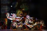 Sejumlah penari Reog Ponorogo dari Grup Reog Universitas Brawijaya Malang tampil di atas panggung pada Festival Nasional Reog Ponorogo di Alun-alun Ponorogo, Jawa Timur, Jumat (5/7/2024). Festival Nasional Reog Ponorogo yang diikuti 37 grup seni Reog Ponorogo dari berbagai daerah tersebut dalam rangka perayaan Grebeg Suro menyambut datangnya Tahun Baru Hijriah sekaligus tahun baru dalam penanggalan Jawa. Antara Jatim/Siswowidodo/mas.