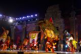 Sejumlah penari Reog Ponorogo dari Grup Reog Berau Kalimantan Timur tampil di atas panggung pada Festival Nasional Reog Ponorogo di Alun-alun Ponorogo, Jawa Timur, Jumat (5/7/2024). Festival Nasional Reog Ponorogo yang diikuti 37 grup seni Reog Ponorogo dari berbagai daerah tersebut dalam rangka perayaan Grebeg Suro menyambut datangnya Tahun Baru Hijriah sekaligus tahun baru dalam penanggalan Jawa. Antara Jatim/Siswowidodo/mas.