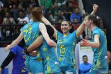 Pevoli Jakarta Electrik PLN Yolla Yuliana (kedua kanan) melakukan selebrasi bersama rekannya usai mencetak poin melawan tim Jakarta Pertamina Enduro pada pertandingan Final Four PLN Mobile Proliga 2024 di GOR Bung Tomo, Surabaya, Sabtu (6/7/2024). Jakarta Electric PLN mengalahkan Jakarta Pertamina Enduro dengan skor 3-1 (25-23, 11-25, dan 25-21). ANTARA Jatim/Moch Asim/um.