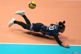 Pevoli Jakarta Pertamina Enduro Junaida Santi terjatuh saat berusaha mengembalikan bola ke arah tim Jakarta Electric PLN pada pertandingan Final Four PLN Mobile Proliga 2024 di GOR Bung Tomo, Surabaya, Sabtu (6/7/2024). Jakarta Electric PLN mengalahkan Jakarta Pertamina Enduro dengan skor 3-1 (25-23, 11-25, dan 25-21). ANTARA Jatim/Moch Asim/um.