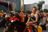 Peserta mengikuti Kirab Budaya Lintas Sejarah di Kabupaten Ponorogo, Jawa Timur, Sabtu (6/7/2024). Kirab budaya dalam rangka menyambut datangnya tahun baru Hijriyah 1 Muharam bersamaan 1 Sura dalam penanggalan Jawa tersebut diikuti ribuan peserta terdiri pejabat daerah, perwakilan kantor pemerintah, sekolah, swasta, dan masyarakat umum. Antara Jatim/Siswowidodo/mas.