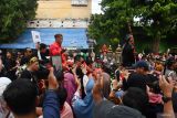 Bupati Sugiri Sancoko membagikan makanan ringan kepada penonton saat mengikuti Kirab Budaya Lintas Sejarah di Kabupaten Ponorogo, Jawa Timur, Sabtu (6/7/2024). Kirab budaya dalam rangka menyambut datangnya tahun baru Hijriyah 1 Muharam bersamaan 1 Sura dalam penanggalan Jawa tersebut diikuti ribuan peserta terdiri pejabat daerah, perwakilan kantor pemerintah, sekolah, swasta, dan masyarakat umum. Antara Jatim/Siswowidodo/mas.