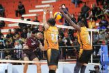 Pevoli Palembang Bank Sumsel Babel Sigit Ardian (kiri) melakukan smes yang coba ditahan pevoli Jakarta Bhayangkara Presisi Raden Ahmad Gumilar (tengah) dan Daudi Okello (kanan) pada pertandingan Final Four PLN Mobile Proliga 2024 di GOR Bung Tomo, Surabaya, Sabtu (6/7/2024). Palembang Bank Sumsel Babel mengalahkan Jakarta Bhayangkara Presisi dengan skor 3-2 (23-25, 26-28, 25-20, 25-19, 15-13). ANTARA Jatim/Moch Asim/um.