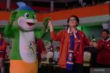 Sekjen Kemendikbudristek Suharti (kanan) berjoget bersama maskot si Suro saat penutupan ASEAN University Games (AUG) 2024 di Graha Cakrawala, Universitas Negeri (UM) Malang, Jawa Timur, Sabtu (6/7/2024). AUG 2024 yang diikuti 11 negara Asia Tenggara dengan mempertandingkan 21 cabang olahraga tersebut resmi ditutup dan Indonesia menjadi juara umum dengan meraih medali 296. ANTARA Jatim/Irfan Sumanjaya/mas.