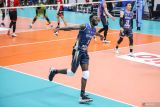 Pevoli putra Jakarta Bhayangkara Presisi Noumory Keita (kiri) melakukan selebrasi usai mencetak poin saat melawan tim Jakarta STIN BIN pada pertandingan Final Four PLN Mobile Proliga 2024 di GOR Bung Tomo, Surabaya, Jawa Timur, Minggu (7/7/2024). Jakarta Bhayangkara Presisi mengalahkan Jakarta STIN BIN dengan skor 3-1 (18-25, 25-18, 25-22, dan 25-16). Antara Jatim/Rizal Hanafi/um