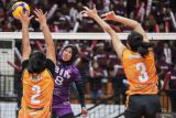 Pevoli putri Jakarta BIN Megawati Hangestri Pertiwi (tengah) melakukan smes yang berusaha diblok pevoli putri Jakarta Popsivo Polwan Reghina Fitrian (kanan) dan Magda Raysa (kiri) pada pertandingan Final Four PLN Mobile Proliga 2024 di GOR Bung Tomo, Surabaya, Jawa Timur, Minggu (7/7/2024). Jakarta BIN mengalahkan Jakarta Popsivo Polwan dengan skor 3-0 (25-13, 37-35, dan 26-24), sekaligus menjadi juara putaran pertama Final Four putri. Antara Jatim/Rizal Hanafi/um