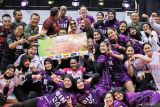 Pevoli putri Jakarta BIN berfoto bersama seusai mengalahkan tim Jakarta Popsivo Polwan pada pertandingan Final Four PLN Mobile Proliga 2024 di GOR Bung Tomo, Surabaya, Jawa Timur, Minggu (7/7/2024). Jakarta BIN mengalahkan Jakarta Popsivo Polwan dengan skor 3-0 (25-13, 37-35, dan 26-24), sekaligus menjadi juara putaran pertama Final Four putri. Antara Jatim/Rizal Hanafi/um