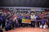 Tim dan ofisial Jakarta Lavani Allo Bank Electric berfoto bersama seusai mengalahkan tim Palembang Bank Sumsel Babel pada pertandingan Final Four PLN Mobile Proliga 2024 di GOR Bung Tomo, Surabaya, Jawa Timur, Minggu (7/7/2024). Jakarta Lavani Allo Bank Electric menjadi juara putaran pertama Final Four Putra setelah mengalahkan Palembang Bank Sumsel Babel dengan skor 3-0 (25-11, 34-32, dan 25-17). Antara Jatim/Rizal Hanafi/um