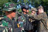 First Lieutenant Samuel Mathews Tood (kanan) menyematkan tanda peserta kepada perwakilan prajurit Marinir Indonesia pada upacara pembukaan Latihan Bersama (Latma) Platoon Exchangen (PLATEX) 2024 di Pusat Latihan Pertempuran (PLP) Marinir 5 Baluran, Karangtekok, Situbondo, Jawa Timur, Senin (8/7/2024). Latma Platex 2024 yang dilaksanakan mulai 8-21 Juli 2024 merupakan salah satu wujud dari diplomasi TNI AL dalam melaksanakan latihan bersama dengan negara sahabat. Antara Jatim/Kopda Mar Moch. Ainul Yakin/um