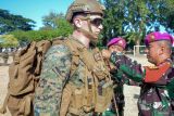 Komandan Batalyon Infanteri 1 Marinir Letkol Marinir Roni Saputra M.,Tr Opsla (kanan) menyematkan tanda peserta kepada perwakilan prajurit United States Marine Corps (USMC) pada upacara pembukaan Latihan Bersama (Latma) Platoon Exchangen (PLATEX) 2024 di Pusat Latihan Pertempuran (PLP) Marinir 5 Baluran, Karangtekok, Situbondo, Jawa Timur, Senin (8/7/2024). Latma Platex 2024 yang dilaksanakan mulai 8-21 Juli 2024 merupakan salah satu wujud dari diplomasi TNI AL dalam melaksanakan latihan bersama dengan negara sahabat. Antara Jatim/Kopda Mar Moch. Ainul Yakin/um