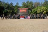 Prajurit Korps Marinir Indonesia bersama Prajurit USMC berfoto bersama seusai upacara pembukaan Latihan Bersama (Latma) Platoon Exchangen (PLATEX) 2024 di Pusat Latihan Pertempuran (PLP) Marinir 5 Baluran, Karangtekok, Situbondo, Jawa Timur. Senin (8/7/2024). Latma Platex 2024 yang dilaksanakan mulai 8-21 Juli 2024 merupakan salah satu wujud dari diplomasi TNI AL dalam melaksanakan latihan bersama dengan negara sahabat. Antara Jatim/Kopda Mar Moch. Ainul Yakin/um