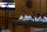 Tim kuasa hukum dari termohon Polda Jabar mendengarkan sidang putusan gugatan praperadilan Pegi Setiawan di Pengadilan Negeri Bandung, Jawa Barat, Senin (8/7/2024). Majelis hakim mengabulkan gugatan praperadilan yang diajukan tim kuasa hukum Pegi Setiawan terkait penetapan sebagai tersangka kasus pembunuhan Eky dan Vina Cirebon oleh Polda Jawa Barat dengan dinyatakan tidak sah dan batal demi hukum. ANTARA FOTO/Novrian Arbi/agr