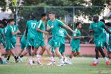 Pesepak bola asing baru Persebaya Surabaya Francisco Rivera mengikuti latihan di Lapangan THOR, Surabaya, Jawa Timur, Selasa (9/7/2024). Pemain terbaik Liga 1 2023/2024 berkebangsaan Meksiko yang berposisi sebagai gelandang tersebut resmi bergabung dengan Persebaya Surabaya untuk menghadapi kompetisi Liga 1 musim 2024/2025. Antara Jatim/Rizal Hanafi/um 