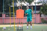 Pesepak bola asing baru Persebaya Surabaya Mohammed Rashid melakukan jugling saat mengikuti latihan di Lapangan THOR, Surabaya, Jawa Timur, Selasa (9/7/2024). Pemain berkebangsaan Palestina yang berposisi sebagai gelandang tersebut resmi bergabung dengan Persebaya Surabaya untuk menghadapi kompetisi Liga 1 musim 2024/2025. Antara Jatim/Rizal Hanafi/um 