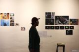 Warga mengamati foto pada pameran fotografi bertema Zona Cerita di Galeri Dewan Kesenian Surabaya, komplek Balai Pemuda Surabaya, Jawa Timur, Selasa (9/7/2024). Pameran foto cerita itu menampilkan delapan foto cerita karya tujuh fotografer dari Communication Photography Club (CIPHOC) dan berlangsung hingga 13 Juli 2024. Antara Jatim/Didik Suhartono/um 