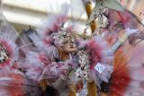 Peserta memperagakan kostum pada sesi penilaian Banyuwangi Ethno Carnival (BEC) di Gesibu Blambangan, Banyuwangi, Jawa Timur, Selasa (9/7/2024). Penilaian kostum dengan tema Ndaru Deso Revival of Village yang diikuti 134 model itu, sebagai persiapan BEC yang digelar pada 10-14 Juli 2024 di Gesibu Blambangan. Antara Jatim/Budi Candra Setya/um