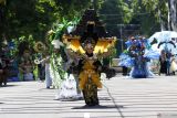 Sejumlah peserta memperagakan kostum dengan sub tema keindahan alam desa pada sesi penilaian Banyuwangi Ethno Carnival (BEC) di Gesibu Blambangan, Banyuwangi, Jawa Timur, Selasa (9/7/2024). Penilaian kostum dengan tema Ndaru Deso Revival of Village yang diikuti 134 model itu, sebagai persiapan BEC yang digelar pada 10-14 Juli 2024 di Gesibu Blambangan. Antara Jatim/Budi Candra Setya/um