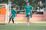 Pesepak bola asing baru Persebaya Surabaya Slavko Damjanovic (kanan) mengikuti latihan di Lapangan THOR, Surabaya, Jawa Timur, Selasa (9/7/2024). Pemain berkebangsaan Montenegro yang berposisi sebagai bek tersebut resmi bergabung dengan Persebaya Surabaya untuk menghadapi kompetisi Liga 1 musim 2024/2025. Antara Jatim/Rizal Hanafi/um 