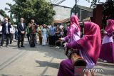 Austrian Head of Task Force Dialogue of Cultures and Religions Min. Plen. Alexander Rieger (kedua kiri) bersama delegasi Negara Austria mendengarkan kasidah saat mengunjungi kawasan Kampung Moderasi Beragama di Bandung, Jawa Barat, Selasa (9/7/2024). Kunjungan tersebut merupakan rangkaian The 8th Indonesia-Austria Interfaith and Intercultural Dialogue sebagai bagian bertukar informasi dan edukasi tentang pemetaan sistem keberagaman antar lintas agama serta lintas budaya di kehidupan bermasyarakat. ANTARA FOTO/Novrian Arbi/agr