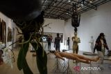 Pengunjung melihat seni patung pada pameran Tubuh Antroposen di Selasar Sunaryo Art Space, Bandung, Jawa Barat, Selasa (9/7/2024). Pameran tunggal Asmudjo J. Irianto tersebut menampilkan ragam patung yang mengambil makna kaitan tubuh dengan perspektif aktivitas manusia mengenai ekosistem dan bencana ekologis. ANTARA FOTO/Novrian Arbi/agr