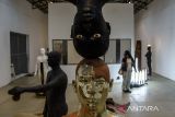 Pengunjung melihat seni patung pada pameran Tubuh Antroposen di Selasar Sunaryo Art Space, Bandung, Jawa Barat, Selasa (9/7/2024). Pameran tunggal Asmudjo J. Irianto tersebut menampilkan ragam patung yang mengambil makna kaitan tubuh dengan perspektif aktivitas manusia mengenai ekosistem dan bencana ekologis. ANTARA FOTO/Novrian Arbi/agr