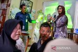 Ketua KPU Provinsi Jawa Barat Ummi Wahyuni (kanan) memperkenalkan maskot Pilkada Serentak di Jawa Barat saat sosialiasi syarat pemilih kepada warga disabilitas di Markas Bumi Difabel Istimewa di Bandung, Jawa Barat, Selasa (9/7/2024). KPU Provinsi Jawa Barat bekerjasama dengan Bumi Difabel Istimewa menggelar sosialisasi syarat pemilih serta hak dan kewajiban bagi penyandang disabilitas dalam Pilkada Provinsi Jawa Barat 2024 agar dapat menyalurkan hak pilihnya. ANTARA FOTO/Raisan Al Farisi/agr