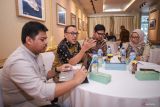 Korbiso LKBN ANTARA Irfan Ilmie (kiri) menjelaskan materi tentang Antara Jatim kepada tim monitoring dan evaluasi (Monev) PSO di Kantor ANTARA Biro Jatim, Surabaya, Jawa Timur, Rabu (10/7/2024). Tim Kominfo berkunjung ke Kantor ANTARA Biro Jatim untuk melakukan Monev produk Public Service Obliogation (PSO) bidang pers. Antara Jatim/Rizal Hanafi/um