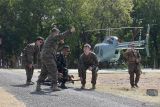 Prajurit Korps Marinir Indonesia bersama Prajurit USMC mengangkat prajurit yang mengalami luka pada Latihan Bersama (Latma) Platoon Exchange (PLATEX) 2024 di Pusat Latihan Pertempuran (PLP) Marinir 5 Baluran, Karangtekok, Situbondo, Jawa Timur, Rabu (10/7/2024). Latihan tersebut untuk meningkatkan kemampuan prajurit dalam menjaga dan menyelamatkan pasukan di medan pertempuran. Antara Jatim/Kopda Mar Moch. Ainul Yakin/um