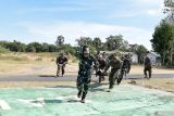 Prajurit Korps Marinir Indonesia bersama Prajurit USMC mengangkat prajurit yang mengalami luka pada Latihan Bersama (Latma) Platoon Exchange (PLATEX) 2024 di Pusat Latihan Pertempuran (PLP) Marinir 5 Baluran, Karangtekok, Situbondo, Jawa Timur, Rabu (10/7/2024). Latihan tersebut untuk meningkatkan kemampuan prajurit dalam menjaga dan menyelamatkan pasukan di medan pertempuran. Antara Jatim/Kopda Mar Moch. Ainul Yakin/um