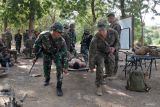 Prajurit Korps Marinir Indonesia bersama Prajurit USMC mengangkat prajurit yang mengalami luka pada Latihan Bersama (Latma) Platoon Exchange (PLATEX) 2024 di Pusat Latihan Pertempuran (PLP) Marinir 5 Baluran, Karangtekok, Situbondo, Jawa Timur, Rabu (10/7/2024). Latihan tersebut untuk meningkatkan kemampuan prajurit dalam menjaga dan menyelamatkan pasukan di medan pertempuran. Antara Jatim/Kopda Mar Moch. Ainul Yakin/um