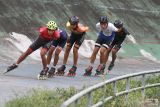 Pesepatu roda dari klub Rush melakukan latihan kecepatan di lintasan velodrome, Malang, Jawa Timur, Rabu (10/7/2024). Latihan tersebut untuk menghadapi Kejurprov sepatu roda di Sidoarjo pada akhir bulan Juli mendatang yang merupakan ajang seleksi menuju kejuaraan Piala Ibu Negara sebagai upaya pembinaan atlet muda. Antara Jatim/Ari Bowo Sucipto/um