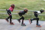 Pesepatu roda dari klub Rush melakukan latihan kecepatan di lintasan velodrome, Malang, Jawa Timur, Rabu (10/7/2024). Latihan tersebut untuk menghadapi Kejurprov sepatu roda di Sidoarjo pada akhir bulan Juli mendatang yang merupakan ajang seleksi menuju kejuaraan Piala Ibu Negara sebagai upaya pembinaan atlet muda. Antara Jatim/Ari Bowo Sucipto/um