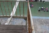 Sejumlah pesepatu roda beristirahat di depan menara juri yang lantainya jebol di velodrome, Malang, Jawa Timur, Rabu (10/7/2024). Bangunan gelanggang olahraga balap sepeda dan sepatu roda yang merupakan aset Pemprov Jatim tersebut rusak di beberapa bagian karena tidak terawat dan belum ada perbaikan meski sudah beberapa kali menjadi tempat kejuaraan nasional. Antara Jatim/Ari Bowo Sucipto/um