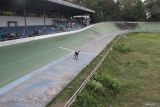 Pesepatu roda melakukan latihan di sirkuit yang ditumbuhi semak belukar di Velodrome, Malang, Jawa Timur, Rabu (10/7/2024). Bangunan gelanggang olahraga balap sepeda dan sepatu roda yang merupakan aset Pemprov Jatim tersebut rusak di beberapa bagian karena tidak terawat dan belum ada perbaikan meski sudah beberapa kali menjadi tempat kejuaraan nasional. Antara Jatim/Ari Bowo Sucipto/um