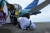 Dua jamaah haji yang tergabung dalam kelompok terbang (kloter) 01-BTJ melakukan sujud syukur setibanya di Bandara Internasional Sultan Iskandar Muda (SIM) Aceh Besar, Aceh, Rabu (10/7/2024). Sebanyak 393 jamaah haji kloter pertama asal Kabupaten Aceh Besar dan Kota Sabang, debarkasi Aceh kembali ke Tanah Air usai menunaikan ibadah haji. ANTARA FOTO/Khalis Surry