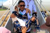 Seorang jamaah haji lansia asal Kalimantan Barat digendong petugas saat menuruni tangga pesawat di Bandara Supadio, Kabupaten Kubu Raya, Kalimantan Barat, Rabu (10/7/2024). Sebanyak 181 jamaah haji asal Kabupaten Sambas, Landak dan Bengkayang embarkasi Batam yang tergabung dalam kloter 16 tiba di Kalimantan Barat usai menunaikan ibadah haji di Tanah Suci Mekkah. ANTARA FOTO/Jessica Wuysang