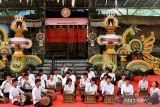 Seniman Sanggar Seni Dharma Shanti Ubud berkolaborasi dengan seniman Taipei National University of the Arts (TNUA) Taiwan yang memainkan alat musik tradisional gamelan Bali saat Pesta Kesenian Bali 2024 di Taman Budaya Bali, Denpasar, Bali, Selasa (9/7/2024). Pementasan itu menampilkan sejumlah komposisi tabuh musik tradisional sebagai kesempatan untuk saling bertukar budaya dan pengetahuan musik antarkedua negara sekaligus melestarikan gamelan tradisional Bali. ANTARA FOTO/Fikri Yusuf/wsj.