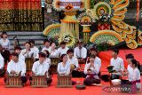 Seniman Sanggar Seni Dharma Shanti Ubud berkolaborasi dengan seniman Taipei National University of the Arts (TNUA) Taiwan yang memainkan alat musik tradisional gamelan Bali saat Pesta Kesenian Bali 2024 di Taman Budaya Bali, Denpasar, Bali, Selasa (9/7/2024). Pementasan itu menampilkan sejumlah komposisi tabuh musik tradisional sebagai kesempatan untuk saling bertukar budaya dan pengetahuan musik antarkedua negara sekaligus melestarikan gamelan tradisional Bali. ANTARA FOTO/Fikri Yusuf/wsj.