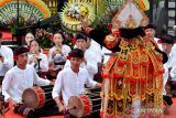 Seniman Sanggar Seni Dharma Shanti Ubud berkolaborasi dengan seniman Taipei National University of the Arts (TNUA) Taiwan yang memainkan alat musik tradisional gamelan Bali saat Pesta Kesenian Bali 2024 di Taman Budaya Bali, Denpasar, Bali, Selasa (9/7/2024). Pementasan itu menampilkan sejumlah komposisi tabuh musik tradisional sebagai kesempatan untuk saling bertukar budaya dan pengetahuan musik antarkedua negara sekaligus melestarikan gamelan tradisional Bali. ANTARA FOTO/Fikri Yusuf/wsj.