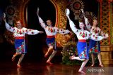 Penari menampilkan tarian khas Ukraina saat Bali World Culture Celebration (BWCC) di Taman Budaya Bali, Denpasar, Bali, Selasa (9/7/2024). Pementasan berbagai tarian dan musik yang ditampilkan SLAVA Ukrainian Culture Center itu untuk mempererat hubungan Indonesia-Ukraina khususnya dalam bidang seni budaya serta untuk memeriahkan Pesta Kesenian Bali 2024. ANTARA FOTO/Fikri Yusuf/wsj.