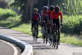 Sejumlah pebalap sepeda road race melakukan latihan saat Pemusatan Latihan Daerah (Puslatda) PON Jatim di Jalan Bandara Abdul Rahman Saleh, Malang, Jawa Timur, Kamis (11/7/2024). Pemusatan latihan tersebut dilakukan untuk menggembleng fisik, ketrampilan dan mental para pebalap sepeda Jawa Timur sebelum berlaga dalam PON XXI-Aceh Sumut pada tanggal 8-20 September mendatang. Antara Jatim/Ari Bowo Sucipto/um