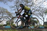 Sejumlah pebalap sepeda road race melakukan latihan saat Pemusatan Latihan Daerah (Puslatda) PON Jatim di Jalan Bandara Abdul Rahman Saleh, Malang, Jawa Timur, Kamis (11/7/2024). Pemusatan latihan tersebut dilakukan untuk menggembleng fisik, ketrampilan dan mental para pebalap sepeda Jawa Timur sebelum berlaga dalam PON XXI-Aceh Sumut pada tanggal 8-20 September mendatang. Antara Jatim/Ari Bowo Sucipto/um