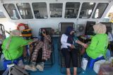 Warga mendonorkan darahnya saat Mariners Peduli Donor Darah digelar di atas Rumah Sakit Terapung Kstaria Airlangga (RSTKA) di Pelabuhan Tanjung Perak Surabaya, Jawa Timur, Kamis (11/7/2024). Donor darah yang digelar oleh PT Pelindo Marine Service bersama dengan Palang Merah Indonesia (PMI) Kota Surabaya dan instansi terkait lainnya itu diikuti sekitar 300 pendonor darah. Antara Jatim/Didik Suhartono/um