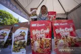 Pelaku UMKM menunjukkan produk miliknya yang tersertifikasi halal pada bazar UMKM di Widasari, Indramayu, Jawa Barat, Kamis (11/7/2024). Badan Penyelenggara Jaminan Produk Halal (BPJPH) Kementerian Agama menyatakan sudah menerbitkan 1.830.445 sertifikat halal dengan jumlah produk sebanyak 4,5 juta. ANTARA FOTO/Dedhez Anggara/agr