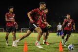 Pesepak bola Timnas U-19 Indonesia Jens Raven (tengah) menggiring bola saat mengikuti latihan di Lapangan THOR, Surabaya, Jawa Timur, Kamis (11/7/2024). Timnas U-19 Indonesia tergabung pada grup A Piala AFF U-19 2024 bersama Timor Leste, Kamboja dan Filipina yang diselenggarakan di Surabaya pada 17 hingga 29 Juli 2024 mendatang. ANTARA Jatim/Rizal Hanafi/mas.