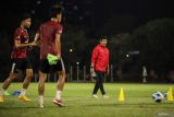 Pelatih Timnas U-19 Indonesia Indra Sjafri (tengah) memimpin latihan di Lapangan THOR, Surabaya, Jawa Timur, Kamis (11/7/2024). Timnas U-19 Indonesia tergabung pada grup A Piala AFF U-19 2024 bersama Timor Leste, Kamboja dan Filipina yang diselenggarakan di Surabaya pada 17 hingga 29 Juli 2024 mendatang. ANTARA Jatim/Rizal Hanafi/mas.