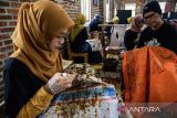 Peserta mengikuti pelatihan membatik untuk pelaku Industri Kecil Menengah (IKM) di Rumah Batik Komar, Bandung, Jawa Barat, Kamis (11/7/2024). Sebanyak 40 pelaku IKM bidang fesyen dan kerajinan mendapatkan pelatihan batik dan ecoprint yang digelar oleh Pemerintah Kota Bandung untuk peningkatan edukasi desain batik sehingga mempunyai daya saing di pasar lokal maupun internasional. ANTARA FOTO/Novrian Arbi/agr