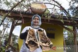 Kelompok Wanita Tani Alam Ceria menunjukan stup madu klanceng (trigona) saat pelatihan budidaya di Kampung Pasir Bakukung, Desa Gunung Tanjung, Kabupaten Tasikmalaya, Jawa Barat, Kamis (11/7/2024). Komunitas Nyaah ka Alam bekerja sama dengan Women's Earth Alliance (WEA) memberdayakan ibu rumah tangga dan perempuan dalam membudidayakan lebah madu guna meningkatkan kesejahteraan ekonomi warga di sektor kehutanan dan pertanian. ANTARA FOTO/Adeng Bustomi/agr