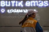 Harga emas Antam hari ini turun lagi